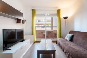 Μια τηλεόραση ή/και κέντρο ψυχαγωγίας στο Encantador apartamento en la playa