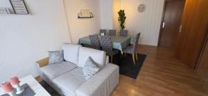 a living room with a table and a couch at Ferienwohnung FeLu in Wadgassen