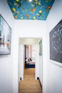 ein Flur mit einer Decke, auf die Fische gemalt waren in der Unterkunft The Warldorf, King Size and Twin Apartment by The Hive WA1 in Warrington + 19 Fotos