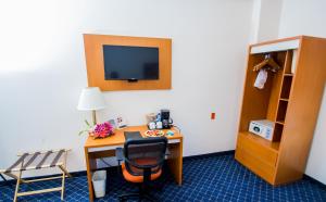 TV a/nebo společenská místnost v ubytování Sleep Inn Monclova