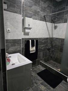 Ένα μπάνιο στο Aliguedes Talatona T1