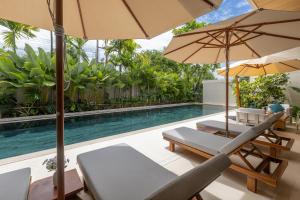 ラヤンビーチにあるLayana Residenceのスイミングプール(椅子2脚、パラソル2本付)