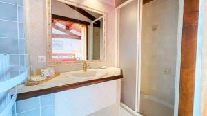 un bagno con lavandino e specchio di Charmante villa au centre de la Couarde avec cour a La Couarde-sur-Mer