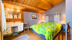 una camera con letto, mobile bagno con lavabo e di Charmante villa au centre de la Couarde avec cour a La Couarde-sur-Mer