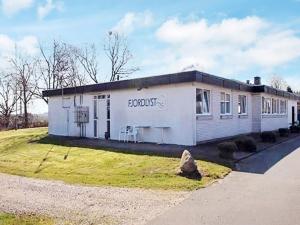 オーベンローにあるAabenraa Campingの側面に看板がある白い建物