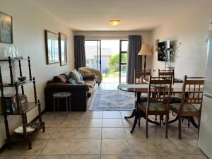 Posezení v ubytování Little Lincoln Sea & Pool View Apartment