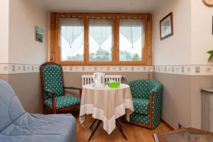 a room with a table and two chairs and a window at Le Jardin De Glenmor Belle-île in Séné