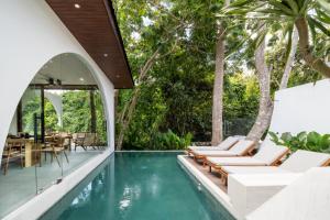 Swimmingpoolen hos eller tæt på Villa Lalalax by BaliSuperHost