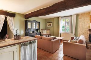 Una sala de estar con sofás y una mesa. en Gîte de Figarol - Vue sur les Pyrénées, en Figarol