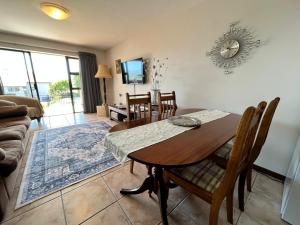 Posezení v ubytování Little Lincoln Sea & Pool View Apartment