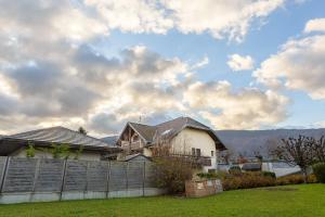 una casa con una valla en un patio en Le Tournette - Appt 1 chambre, balcon vue montagne, en Saint-Jorioz
