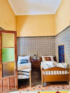 - une chambre avec 2 lits et une porte dans l'établissement Historical Riad - Maison Habiba, à Safi