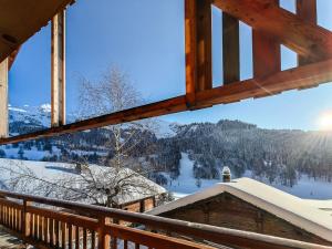 Phong cảnh thiên nhiên gần nhà gỗ