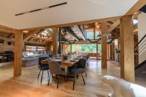 Khu vực ghế ngồi tại L'Écrin des Aravis - Piscine, Sauna & Jacuzzi +37 ảnh