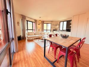 een keuken en woonkamer met een tafel en stoelen bij Le Rubis - hyper centre et proche plage in Dinard