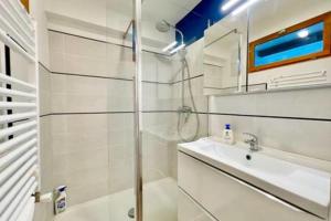 Et badeværelse på The Terrace - Near Downtown - BBQ