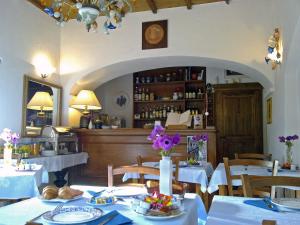 Reštaurácia alebo iné gastronomické zariadenie v ubytovaní B&B La Fonte del Machiavelli