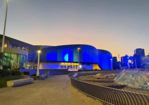 ein Gebäude mit blauen Lichtern an der Seite in der Unterkunft #Marbella Lane - Stylish Haven Near City Center in Long Beach