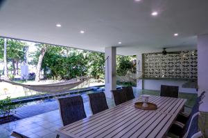 comedor con mesa y sillas junto a la piscina en Esterillos Lote home, en Esterillos 58 fotos más