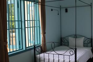 un dormitorio con una cama y una ventana en Baya Beach Club,  7 fotos más
