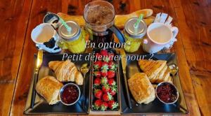 ルマンにあるAppartement hyper centre villeのパンと果物のトレイ