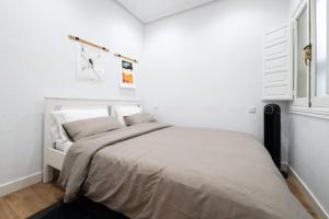 En eller flere senge i et værelse på GuestReady- Bright central Madrid Flat