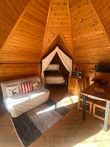 una habitación con una cama y una mesa en una cabaña en Étoile du Cians Camping Beuil, en Beuil