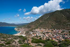 un villaggio su una collina vicino all'oceano di White Lion SURF & MINE GUESTHOUSE a Buggerru