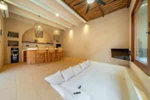 un salon avec un canapé blanc et une cuisine dans l'établissement Mexican One Bedroom, à Mantaak 5 autres photos