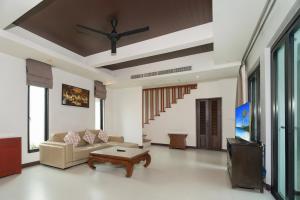 Fotografie z fotogalerie ubytování Blue Village Villa - Heritage style pool villa 2 storey and 3 bedrooms v destinaci Thalang