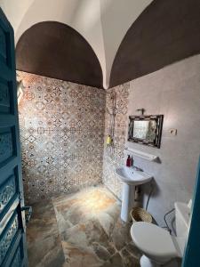 マラケシュにあるRiad Noureddineの洗面台とトイレ付きのバスルーム