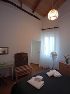 Postel nebo postele na pokoji v ubytování Mesorizi - Ancestral Home, Modern Stay