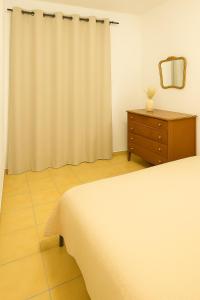 1 dormitorio con 1 cama, vestidor y cortina en Navigo house, en Vrachati