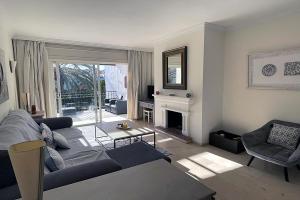 ein Wohnzimmer mit Couch und Kamin in der Unterkunft Hacienda Beach in Estepona