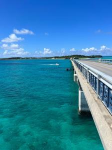 a bridge over a body of water at Locanda katsuren 勝連荘 in Miyako Island