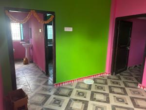 una pared verde en una habitación con paredes rosas en Drive to home, en Binsar