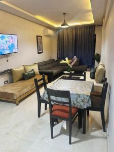 un salon avec une table et un canapé dans l'établissement Bonheur Partagé 1, à Marrakech