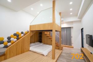 Zimmer mit einem Etagenbett und einer Treppe in der Unterkunft 微光宿 in Toucheng