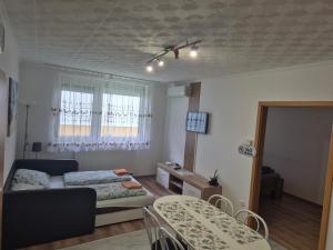 豪伊杜索博斯洛Fischer Apartman 2的一间有一张床和一张桌子的小房间