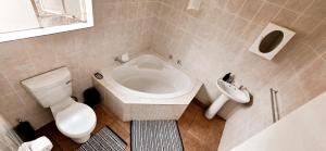 ein Badezimmer mit Toilette und Waschbecken in der Unterkunft 3 Bedroom Apartment in Roodepoort + 12 Fotos