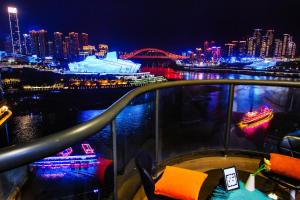 Blick auf die Skyline der Stadt in der Nacht in der Unterkunft Deptour Riverview aparment-ChaoTianMen in Chongqing
