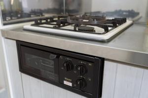 een oven met een kookplaat op een aanrecht bij Maison de Grue 601 in Sapporo