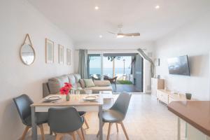 a living room with a table and chairs at paraíso beach house 28 in Manilva