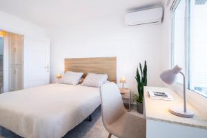 a bedroom with a bed and a desk and a chair at paraíso beach house 28 in Manilva +27 photos