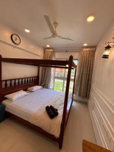 Postel nebo postele na pokoji v ubytování Resort Style Pool View 2BHK near Dabolim Airport