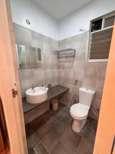 Koupelna v ubytování Resort Style Pool View 2BHK near Dabolim Airport