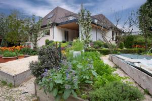un jardin devant une maison avec des fleurs dans l'établissement Nuits et Jardin, à Nuits-Saint-Georges 20 autres photos
