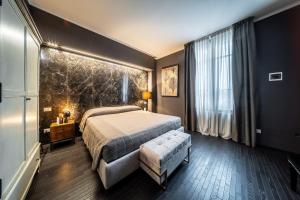 パルマにあるPalazzo Gozzi Bed & Beautyのベッドと大きな窓のある寝室