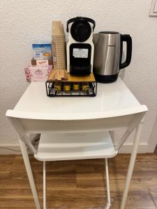 Příslušenství pro přípravu čaje a kávy v ubytování Habitacion sencilla en piso hogareño + 14 fotografií