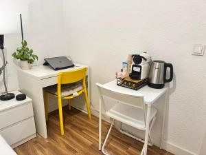 Příslušenství pro přípravu čaje a kávy v ubytování Habitacion sencilla en piso hogareño